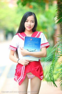 男子夜市触碰女生还偷闻发香